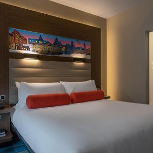 Zimmer mit Kingsize-Bett
